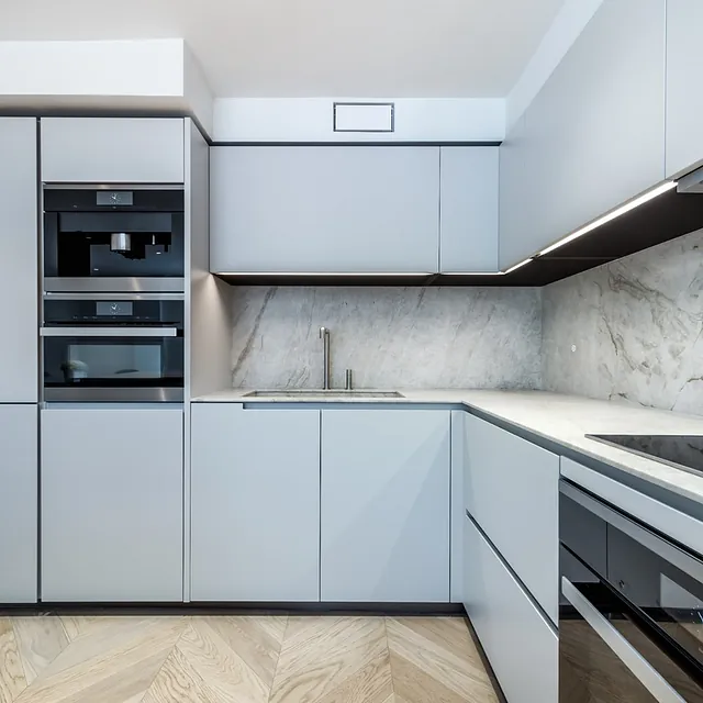 cocina con muebles blancos