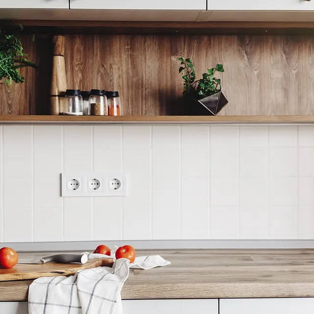 encimera de cocina de madera con muebles y plantas