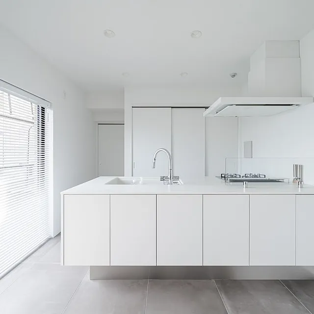 cocina con ventanal render blanca