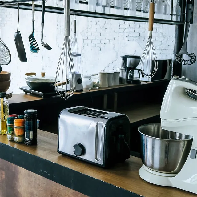 varios utiles y electrodosmesticos de cocina sobre madera